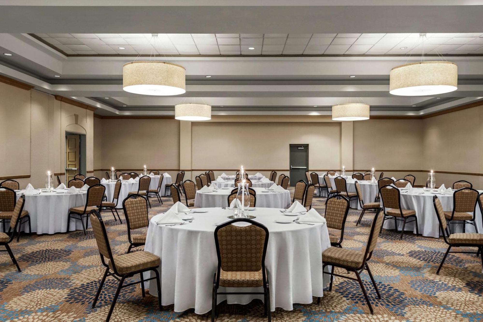 Hotel Embassy By Hilton Columbus